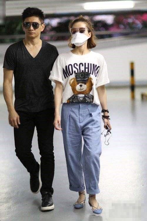 吴奇隆夫妇穿情侣装，两人小腿竟然一样粗，说她练芭蕾我信了