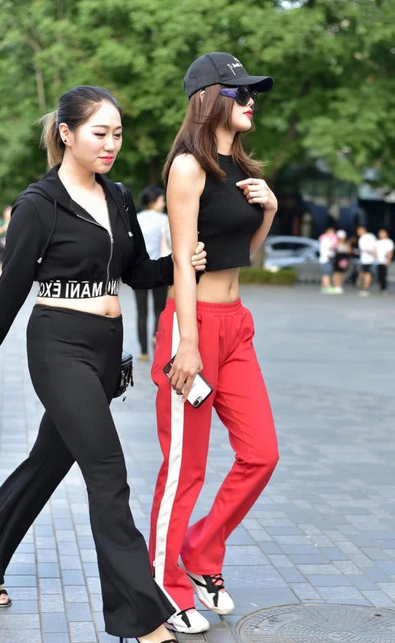 穿搭时尚的小姐妹一起逛街，闺蜜太让人尴尬了