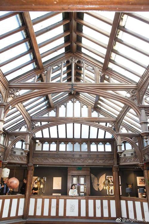 Angelababy晒伦敦之行美照，淡雅的妆容，清新的气质美极了