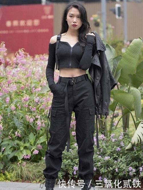  #性感#时尚街拍：短裤长腿美女，穿出性感好身材，美丽动人引人注目