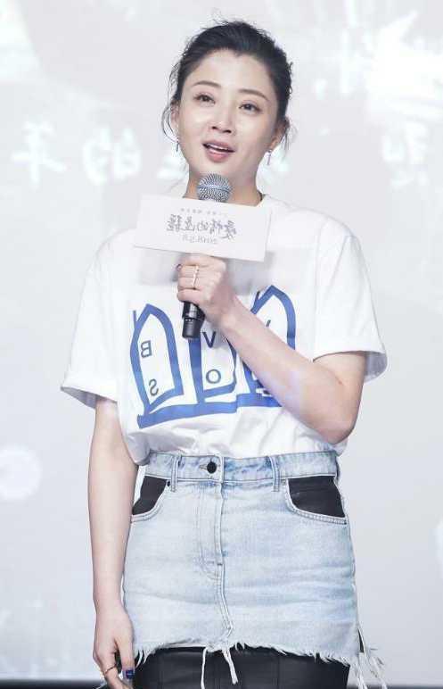 殷桃真会穿，裙子套裙子，网友：第一次见这么穿的，你见过几次呢