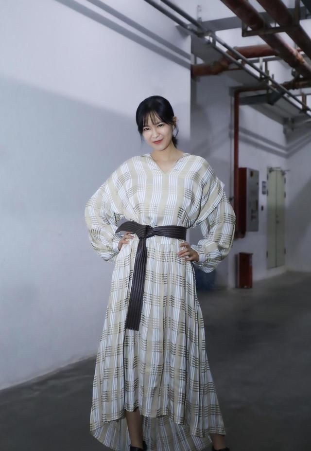「连衣裙的时」李艾当妈后气质更甜美,薄纱露肩连衣裙亮相,编发发型时尚洋气