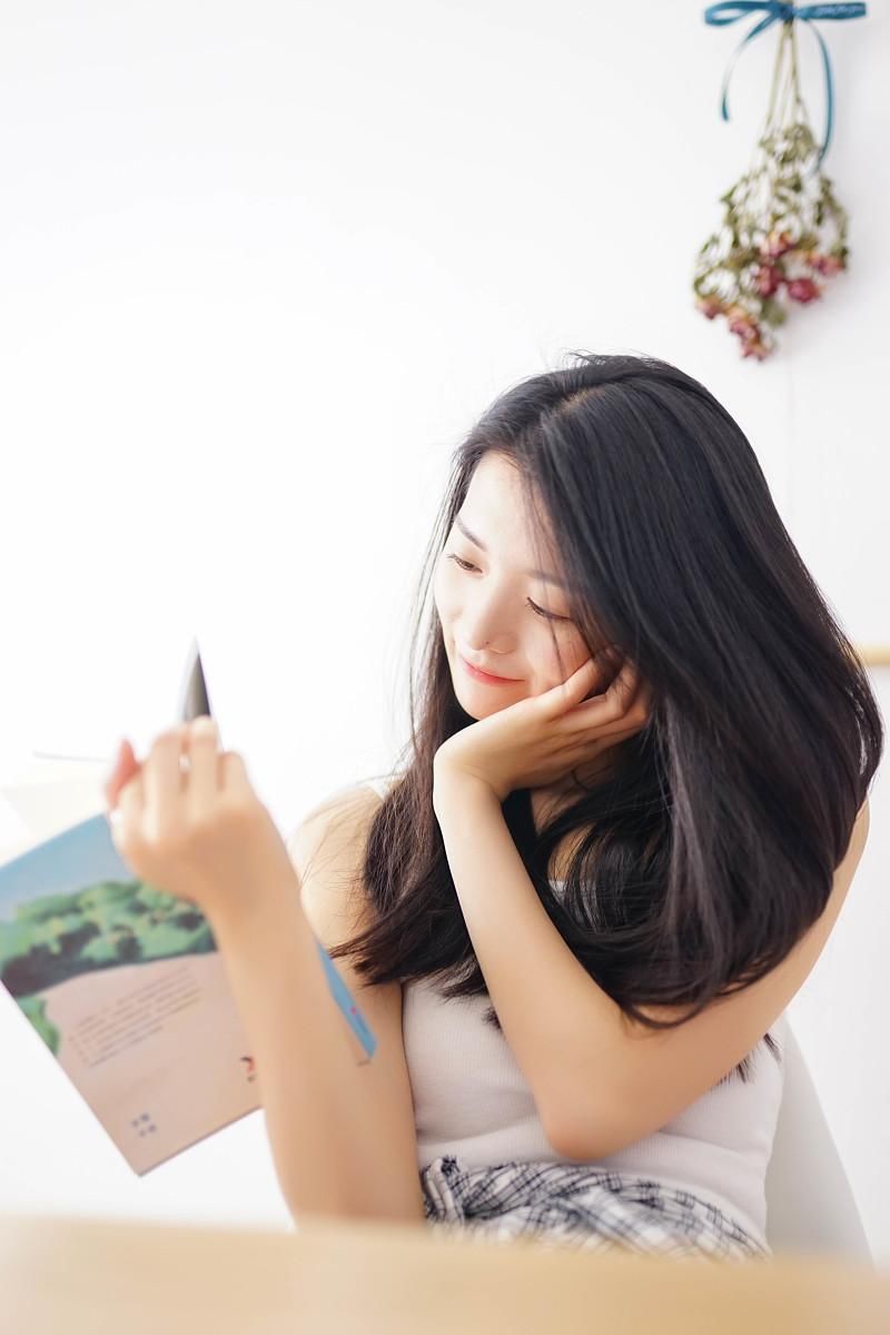 性感美女白色吊带衫私房写真图片