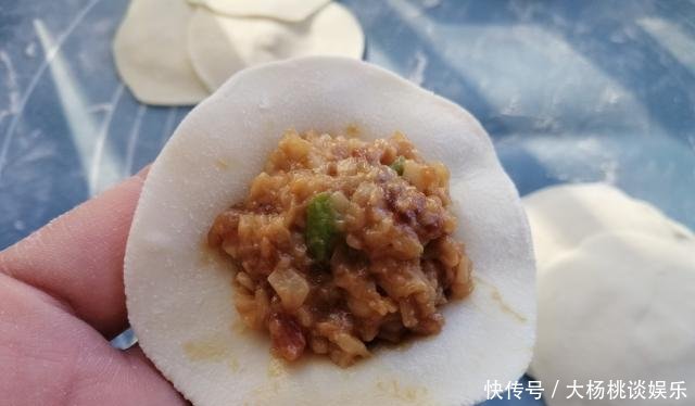  连吃：我用这菜包饺子，老公一脸的嫌弃，出锅却连吃30个，还直呼没吃够
