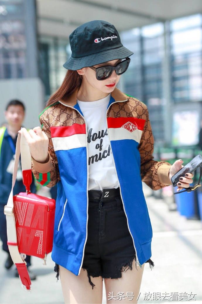 戚薇热裤美腿性感街拍照