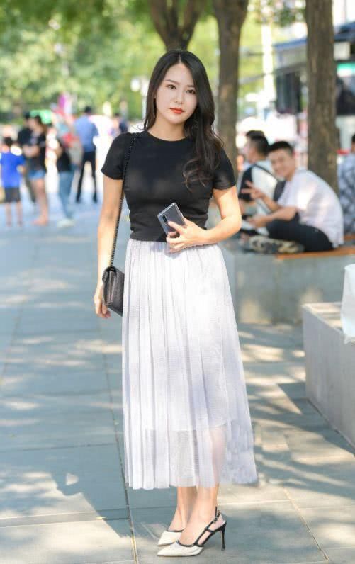  气质|中年女性也能非常精致，一身T恤＋纱裙，尽显优雅从容的气质