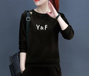 难怪老婆都不穿裙子了，原来今年这样的运动套装，比裙子还洋气