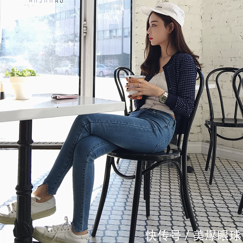 紧身牛仔裤就像美女们的有情人，让人眷恋，形影相随