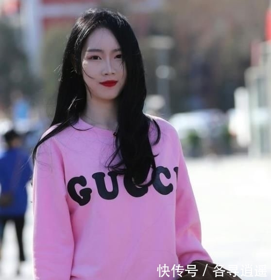  『粉色』街拍：眉清目秀的美女，一件粉色上衣配牛仔裤，青春靓丽气息