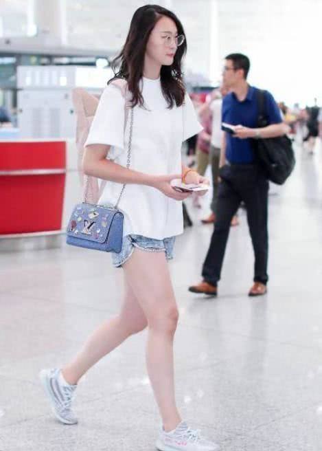 绝对是女神！当惠若琪穿上尖头高跟鞋，美腿显得更加修长了！
