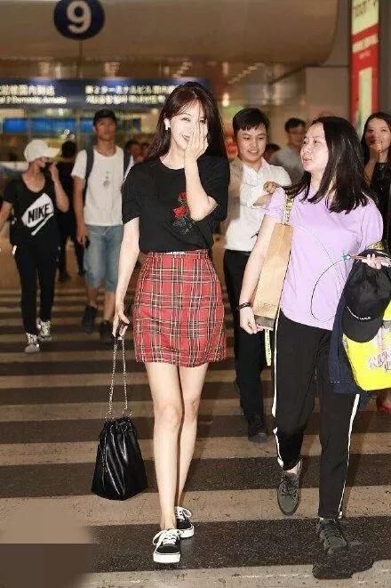 同穿学生裙的柳岩李菲儿差距大，可都不要和林志玲比吧！