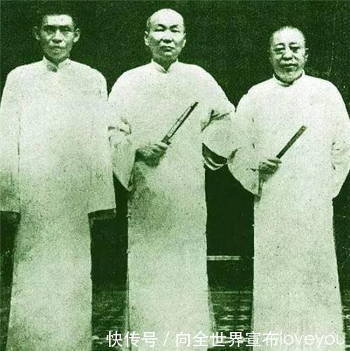  [算命]杜月笙找老道士算命，道士写下了14个字，他看后直接摊倒在地！