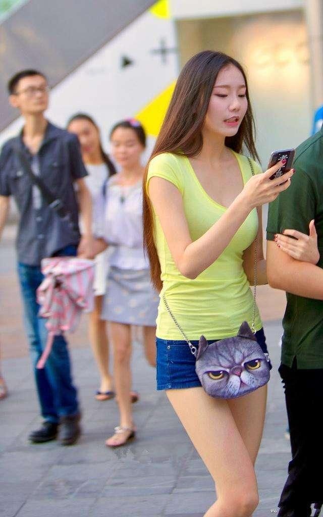 薄薄的料子，带有一点点透明的感觉，带来一种若隐若现的性感美!