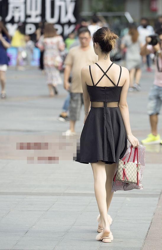 街拍:美女们穿露背装上阵,背影神秘感十足,一眼难忘!