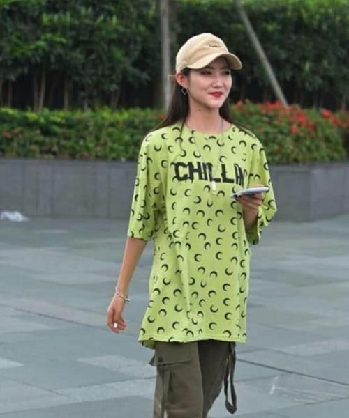 「靓丽」街拍:笑容甜美的小姐姐,一件黑色连衣裙外搭白色开衫,靓丽迷人