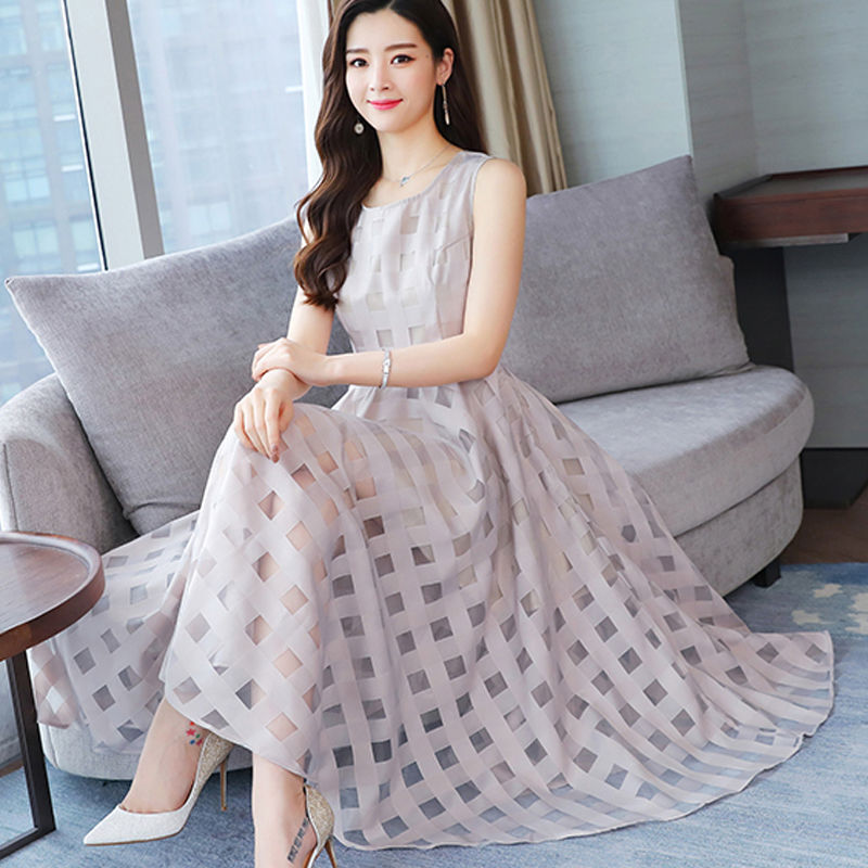 快来一饱眼福!40岁女人穿这样的“流氓裙”，这样上街不怕走光