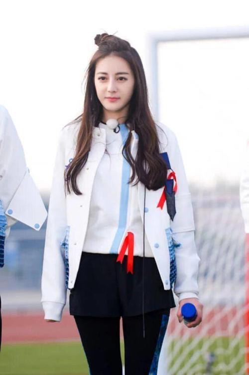 乔欣为赶时尚，学迪丽热巴梳“便便头”，结果却被热巴甩出几条街