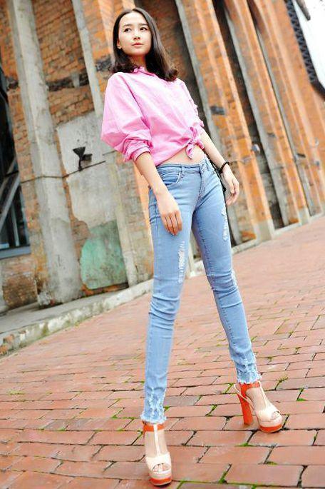 窈窕有致的牛仔短裤小姐姐，秀出迷人好身材，魅力十足！