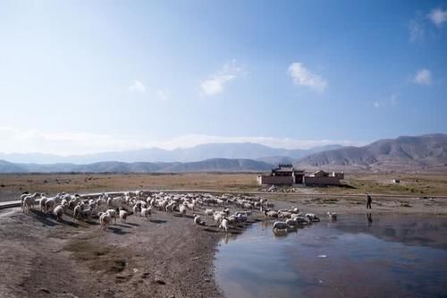 甘肃有一座荒凉的古城，已有四百年的历史，荒凉残垣断壁