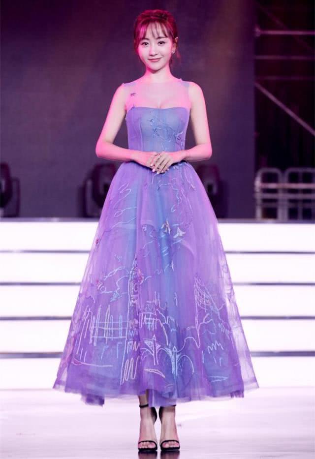 都是抹胸长裙也有不同风格，一个清新一个甜美，你更中意哪个？