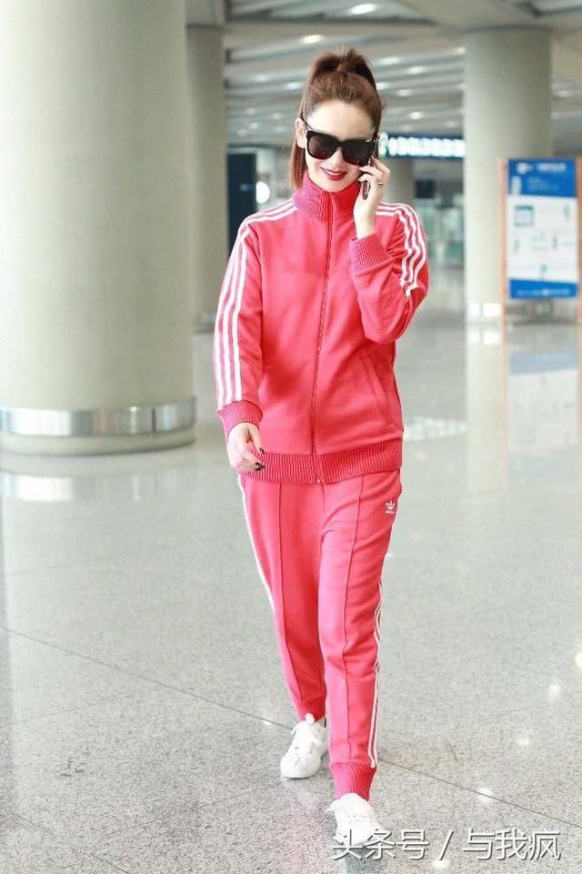 戚薇穿上长裤，腿还是有点粗！之前穿短裤的腿像假腿，又细又直！