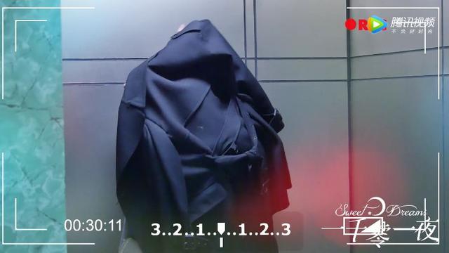 热巴邓伦＂电梯吻＂花絮曝光 两人对视羞笑网友大呼甜蜜