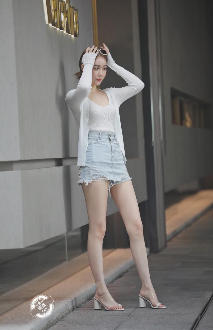 街拍:紧身T恤搭配毛边短裤，甜美清新，小姐姐大长腿让人羡慕