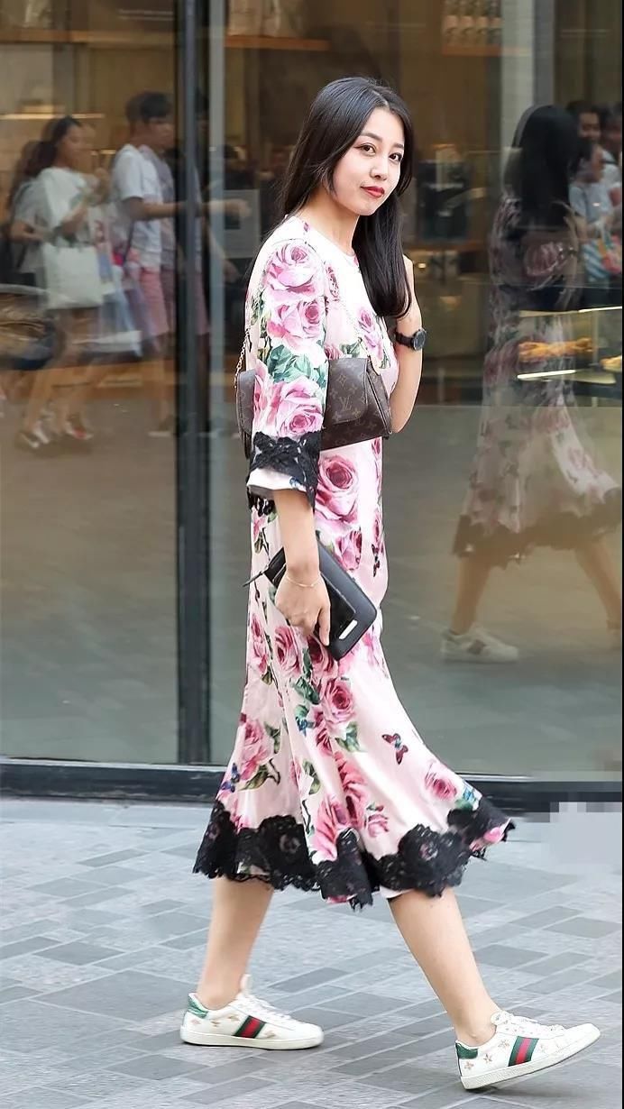 深圳街拍 样子很温柔，淑女范儿的走来，肤白美腿的性感美女