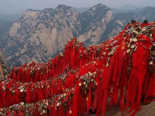 你们的爱情信物，都变成了景区垃圾