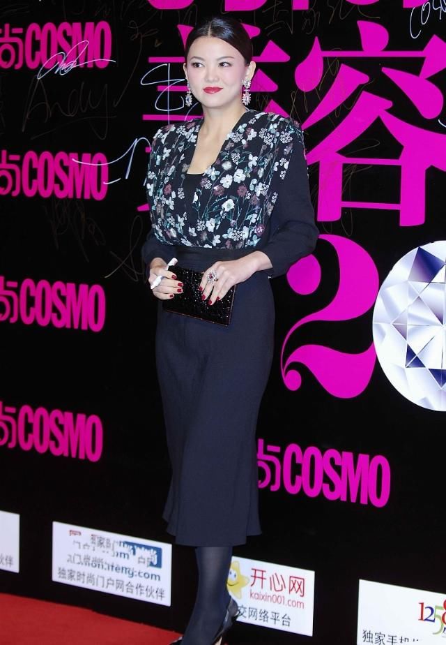  『李湘』李湘终于不走贵妇风！挽发配包裙端庄大气，黑丝袜搭错了略显土味