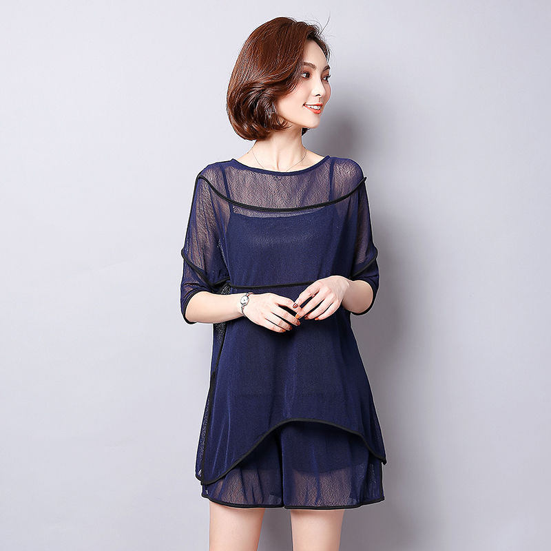 如果你是7080后，穿裙子不方便，可以尝试穿套装，时尚显活力