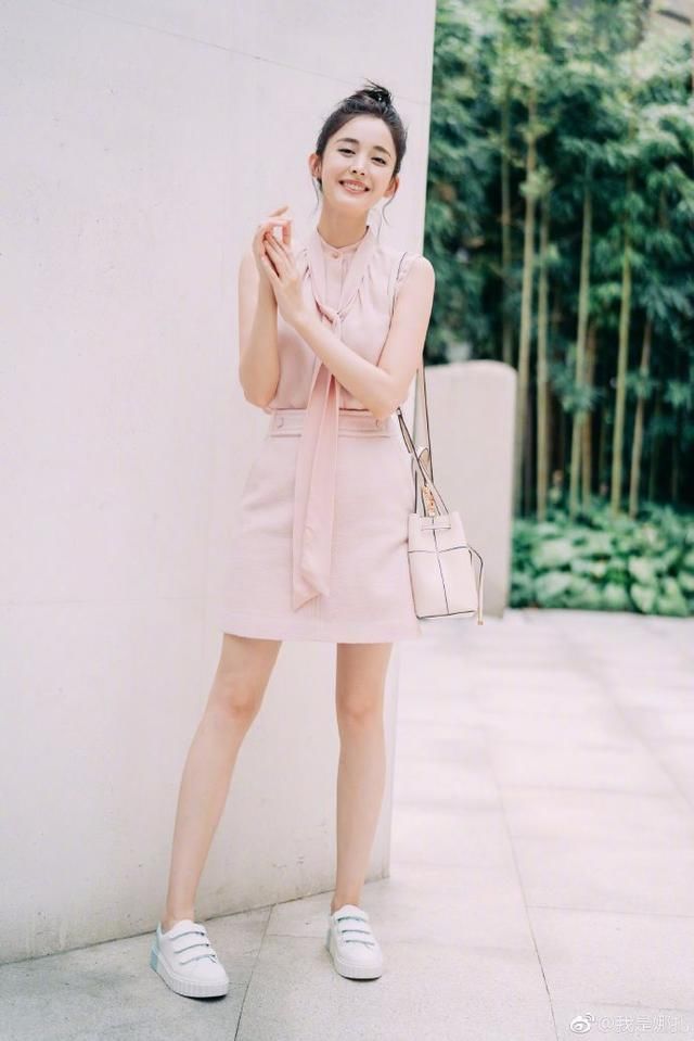 娜扎一身美装出发去时装周 不过这鞋怎么像“张钧甯同款”呢