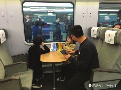 “绿巨人”动车组首秀兰渝铁路