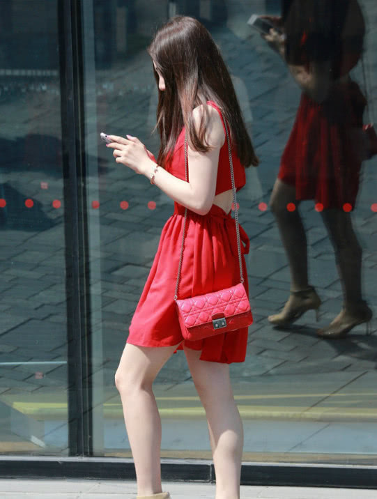 街拍：穿着性感青春洋溢的小姐姐，时尚又迷人干练清新！
