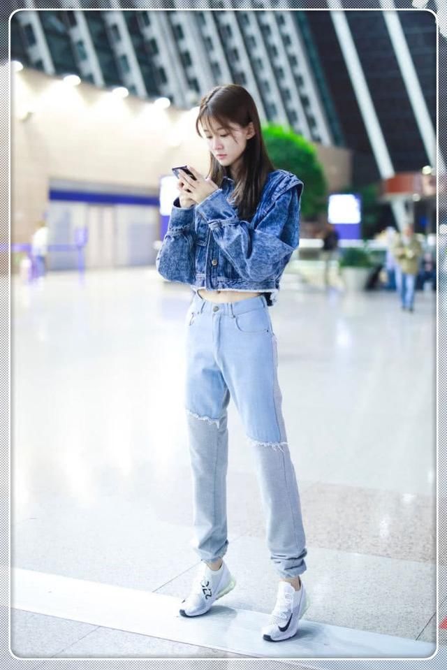 乔欣的时尚越来越难都了!格子连衣裙内穿黄色打底裤,真欣赏不来