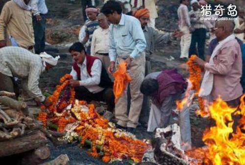 火葬场工人吃130具女尸，是真实还是谣言(在印度真实发生过)