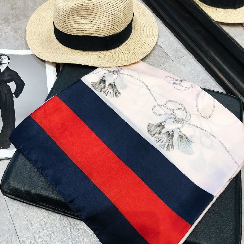 别再穿风衣外套了，今秋流行的是这几款披肩外套，美的我都不想脱