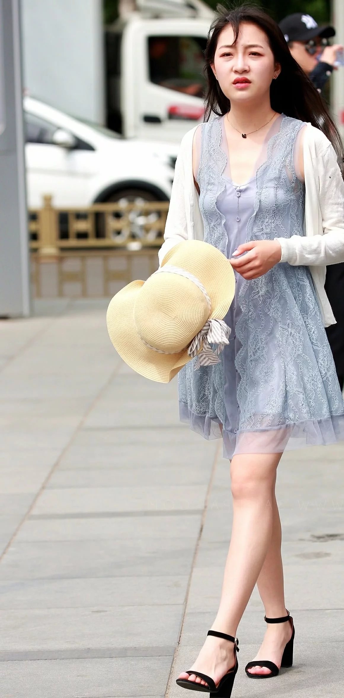 街拍：婴儿肥小姐姐是个平胸萌妹，整个人一股轻熟女的风采