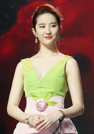 刘亦菲的“桃子装”被网友说像“贵妇”，只有我觉得她穿上是可爱