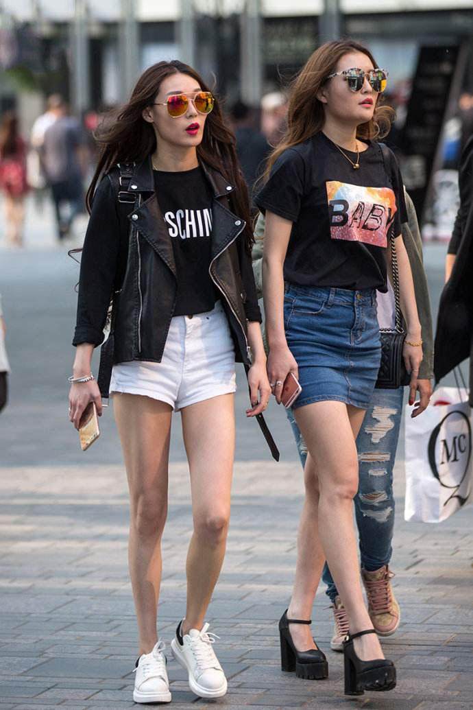 街拍：小姐姐风情的破洞裤，小秀大长腿让美女都羡慕