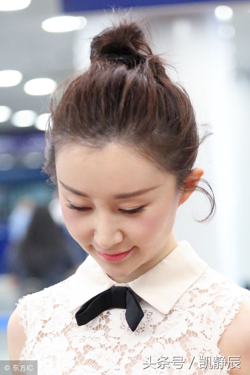 舒畅现身北京机场，露趾高跟鞋搭配短裙秀出美脚丫和美腿