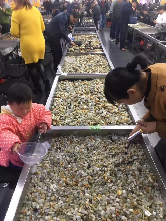 买一送一的和田玉，100块钱的籽料你要吗？