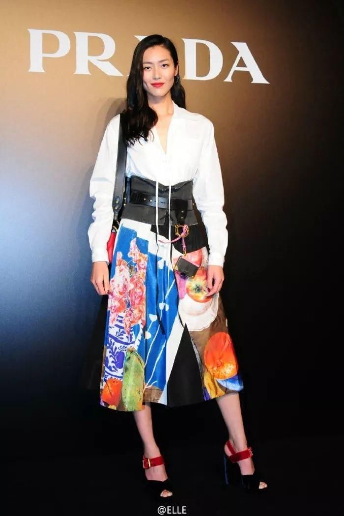 女星穿prada大放光彩，但巩俐和章子怡都败给了她