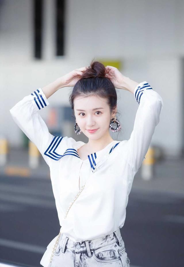 『清纯』郑合惠子美得像“初恋女友”,扎丸子头配白衬衫,清纯甜美又可爱