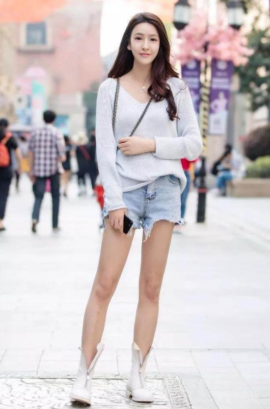 街拍：图二美女娇媚的身姿完美无瑕，能把路人甩出几条街！