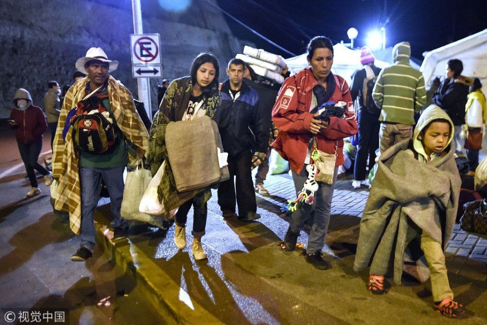 艰辛移民路:委内瑞拉民众拖家带口涌入邻国