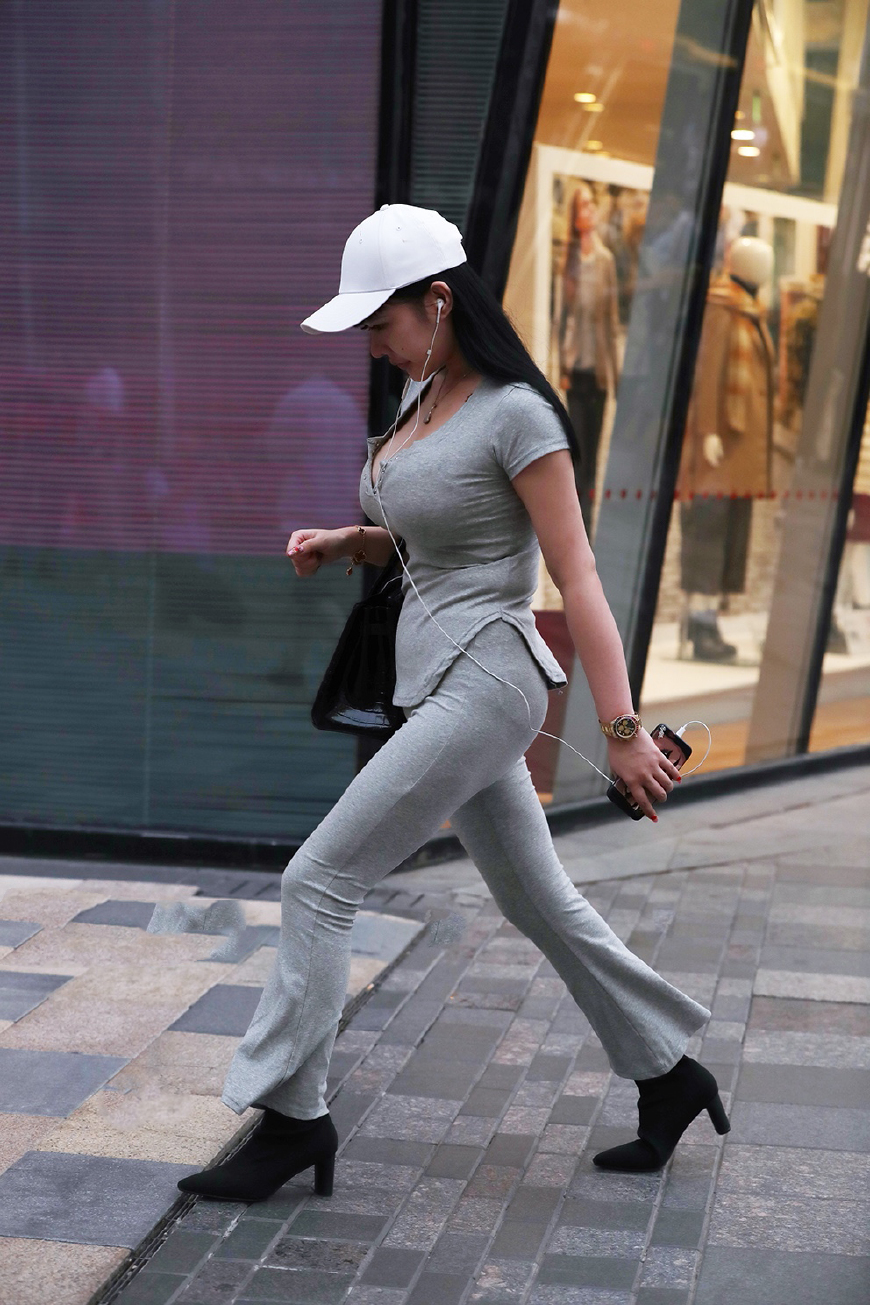 网红以完美身材圈粉，看这位网红普通裤穿出瑜伽裤的感觉，真美！