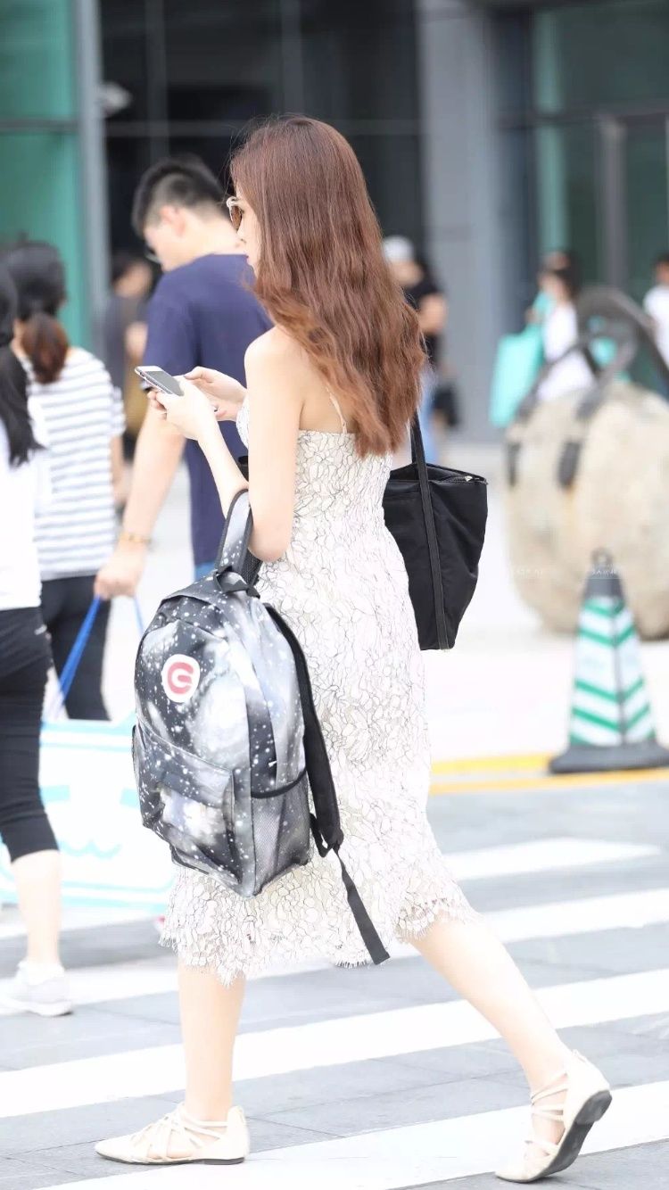 性感街拍丨美女姐姐拎着又挎着重物竟然还能玩手机，实在佩服!
