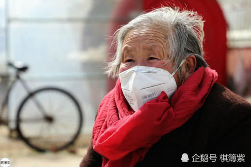  奶奶■农村大集关闭，80岁奶奶寒风中坐路边卖大蒜，一上午也没卖一头