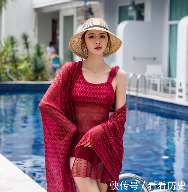 韩国模特泳池旁秀气质，一身红衣成为人群亮点，头戴草帽更迷人